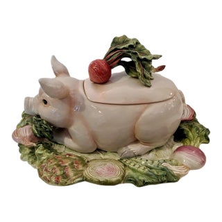 2000 Fitz & Floyd Whimsical Bacon Pork Pig & Vegetable Tureen Plate & Ladle by Fitz and Floyd “French Market” - 4 Pieces For Sale