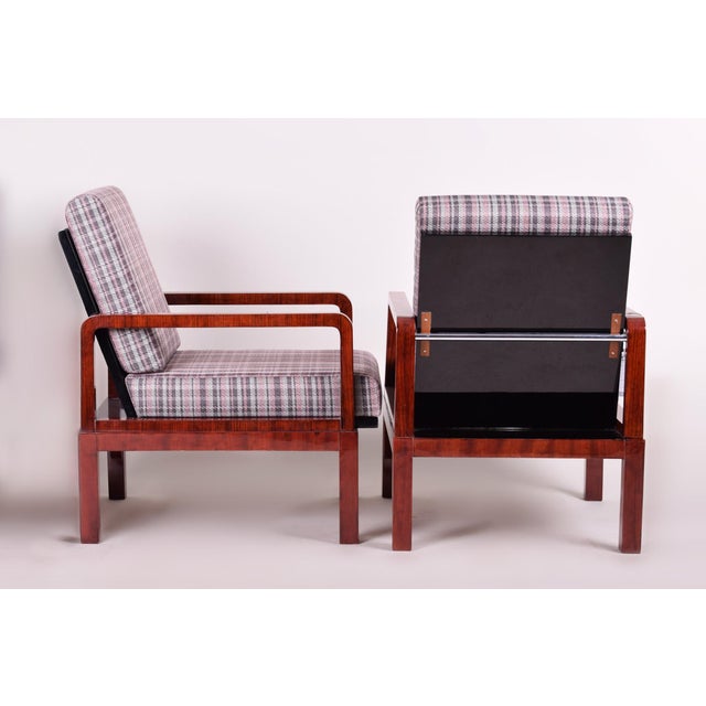 This original pair of reclining armchairs, which clearly embodies the dynamic spirit of the 1930s, was designed and...
