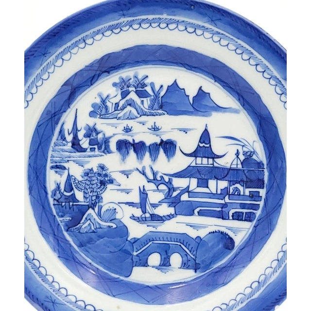 A nice Nanking Chinese export porcelain plate, circa 1890.