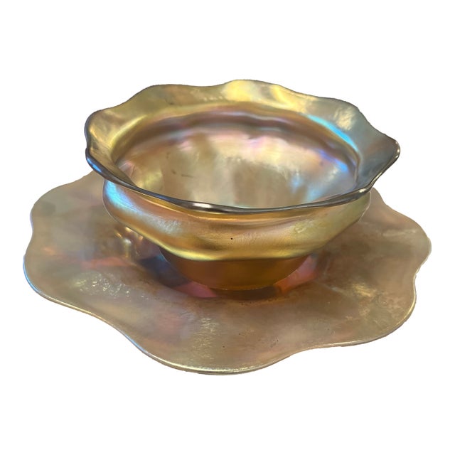 Early 20th Century Louis Comfort Tiffany Gold Iridescent Favrille Ruffled Edge Finger Bowl and Under Plate For Sale
