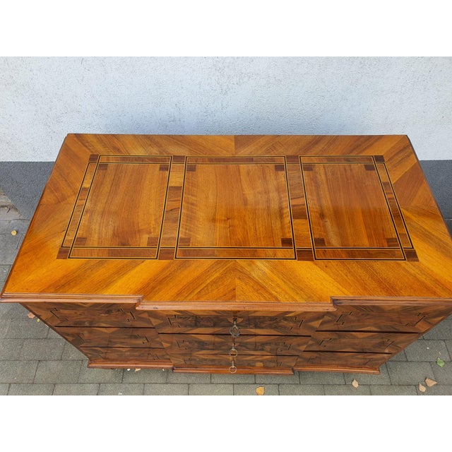 Louis Seiz Commode in Inlaid Walnut, 1790 For Sale - Image 10 of 12