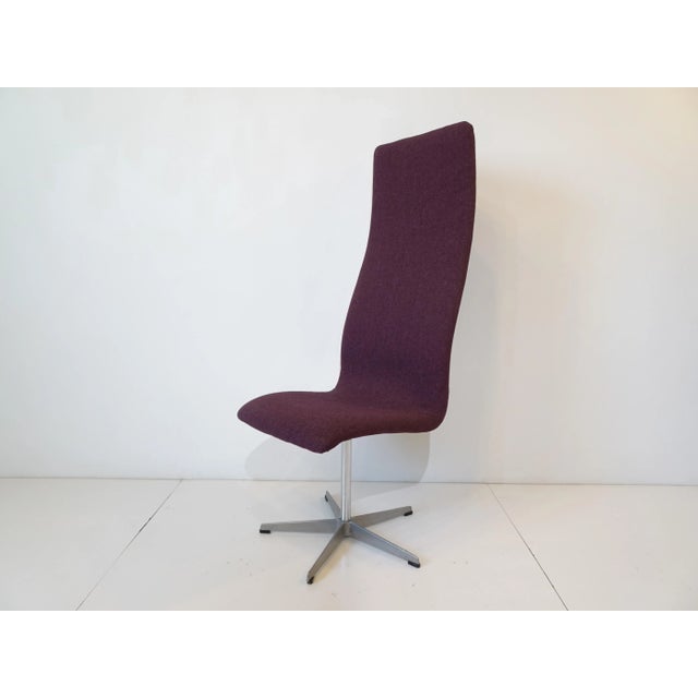 Metal Mid-Century Modern Denmark Arne Jacobsen Swiveling Oxford Dining Chairs For Sale - Image 7 of 13