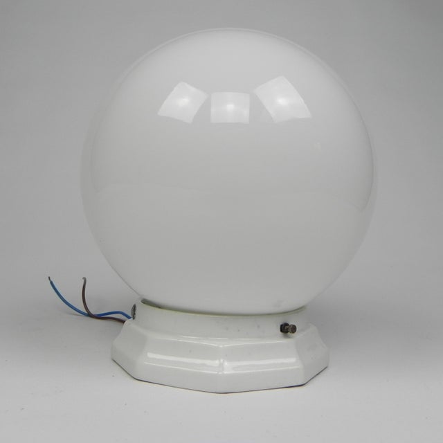 Total height: 24 cm. Ø glass ball: 18 cm. Glass ball height: 18 cm. The lamp has a large bulb holder (E27) and new thread....