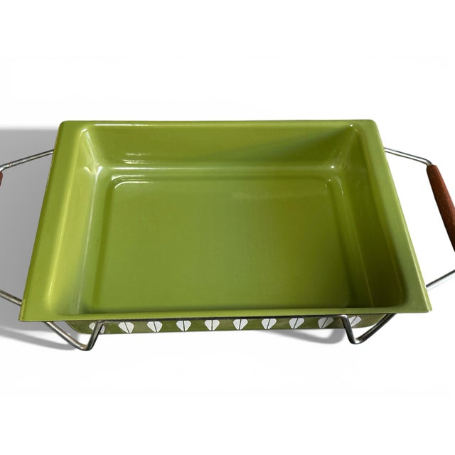 1960s 1960’s Avocado Green Catherine Holm Lotus Enamel Baking Casserole Dish With Teak Handled Holder For Sale - Image 5 of 8