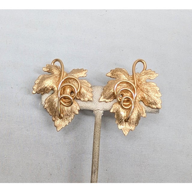 1950s Vintage 1950s Signed Napier Goldtone Leaf With Curled Stem Clip Earrings-2 Pieces For Sale - Image 5 of 7