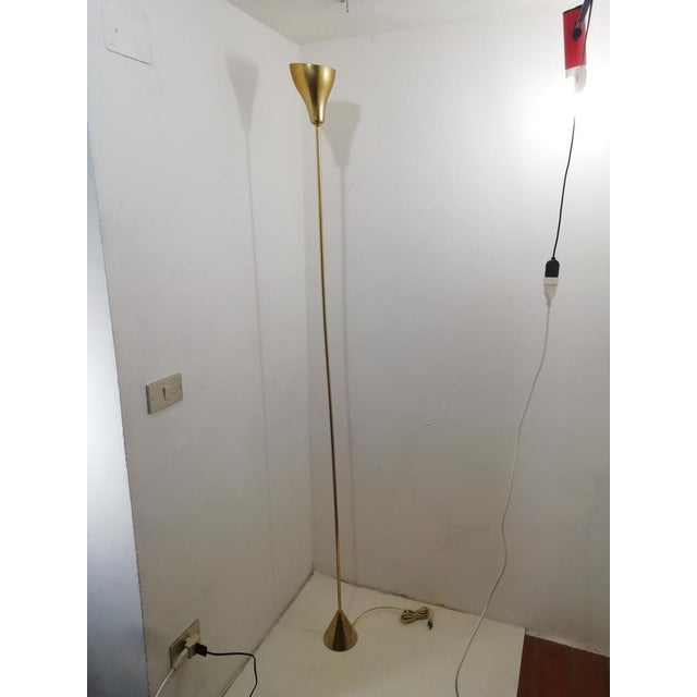 Aluminum and brass floor lamp in the Cacciadominioni style. Essential and minimal design. High-quality, thick brass frame...