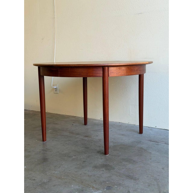 Danish Teak Round Dining Table – Vintage Mid Century Modern Table 1960s For Sale In Los Angeles - Image 6 of 9