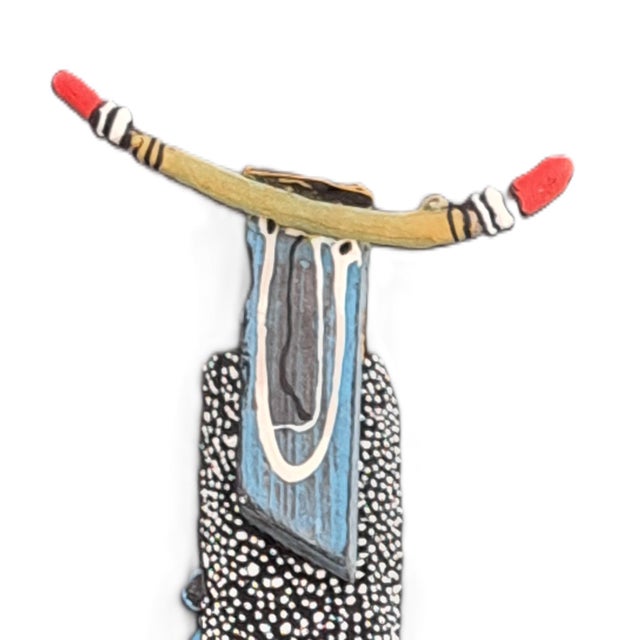 His work, often inspired by elements found at the seaside—driftwood, plastics, ropes—blends abstraction, sculpture,...