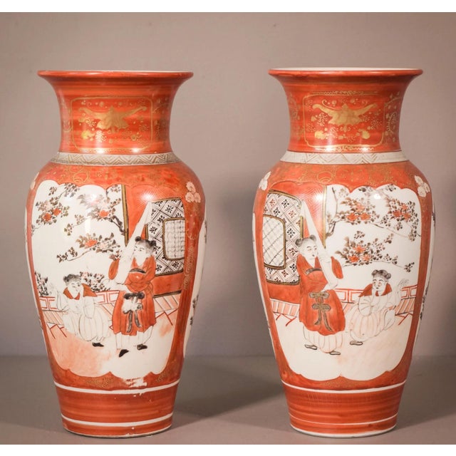 Kutani Yamadō-Dō Red-Ground Figural and Floral Vases, 1890s, Set of 2 For Sale - Image 13 of 13
