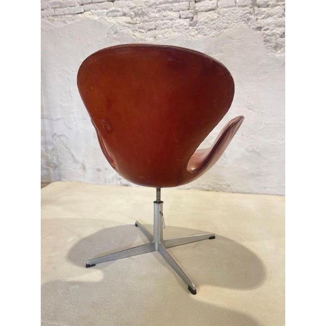 First Edition Swan Chair in Patinated Leather by Arne Jacobsen, 1950s For Sale - Image 11 of 18