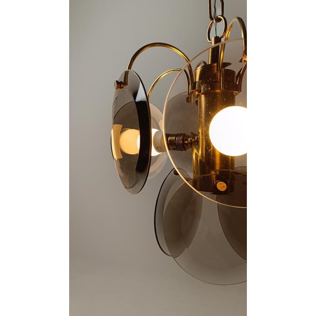 Vintage Chandelier in Brass with Smoked Bevelled Glass Discs from Sciolari, Italy, 1970s For Sale - Image 16 of 18