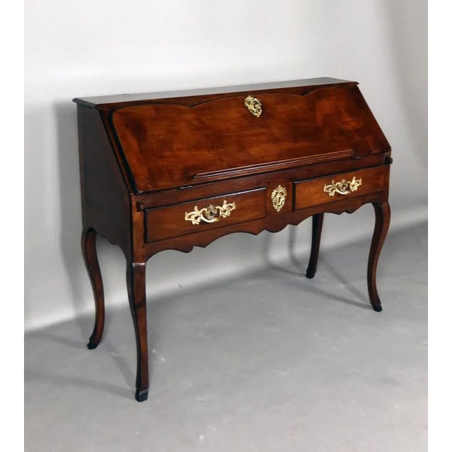 Donkey back office in 18th century walnut. Furniture entirely in its original state and in perfect condition. It opens...