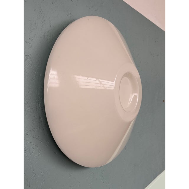 This Guzzini lamp, as shown in your photo, presents itself as a minimalist and sculptural design object, with an aesthetic...