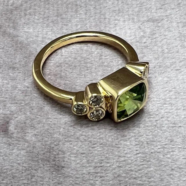 2020s Syna Yellow Gold Peridot Cushion Ring with Diamonds For Sale - Image 5 of 6