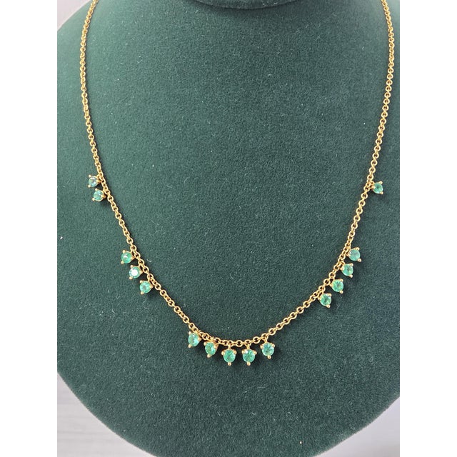 Early 21st Century 18k Yellow Gold 1.70 Carats Green Emerald Dangle Necklace For Sale - Image 5 of 5