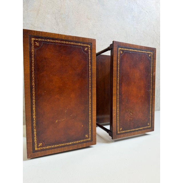 1960s 1960’s Vintage Weiman Heirloom Quality Mahogany & Tooled Leather Top Tiered End Tables on Casters – A Pair For Sale - Image 5 of 12