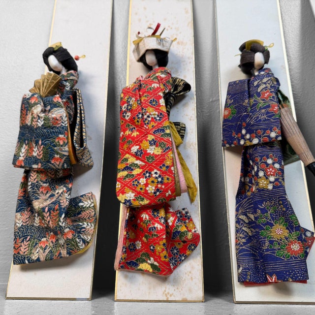 Vintage Japanese Geisha Figures on Shikishi Panels, 1950s, Set of 5 For Sale - Image 11 of 18