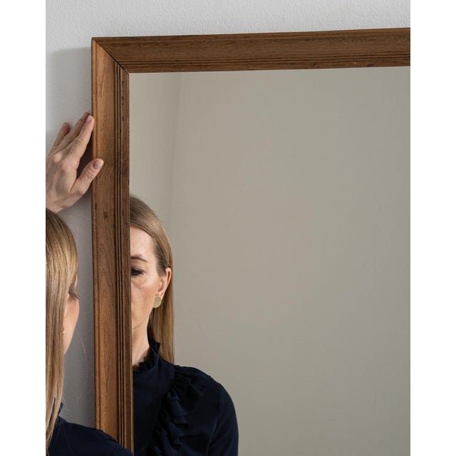 A mirror whose medium honey oak frame, rectangular gives it real character at first glance. The piece dates to 1900s,...