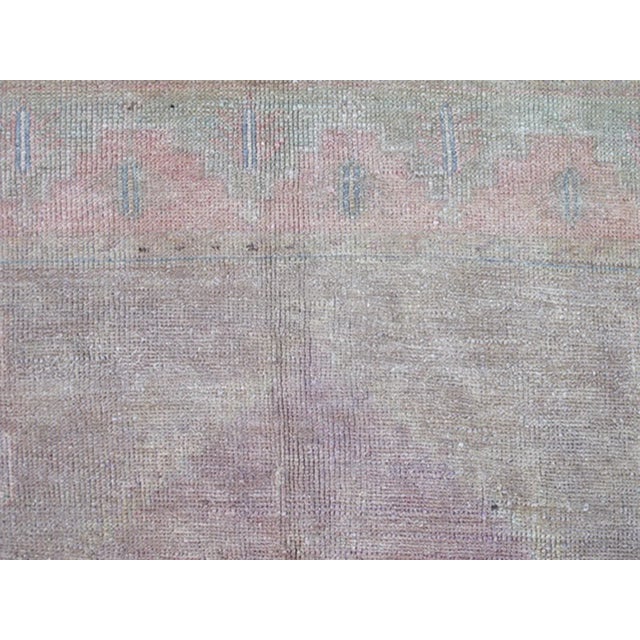 Vintage Muted Oushak Rug From Turkey With Medallion in Lavender and Light Pink For Sale In Atlanta - Image 6 of 8