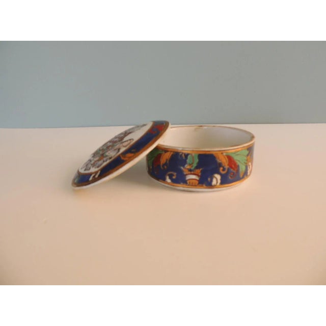 Round Hand-Painted Chinese Export Box With Lid Depicting a Coat-Of-Arms For Sale - Image 4 of 6