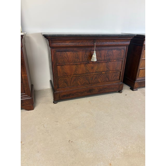 Brown 19thC Louis Philippe Flame Mahogany Commode With Gray Marble Top and Bun Feet For Sale - Image 8 of 9