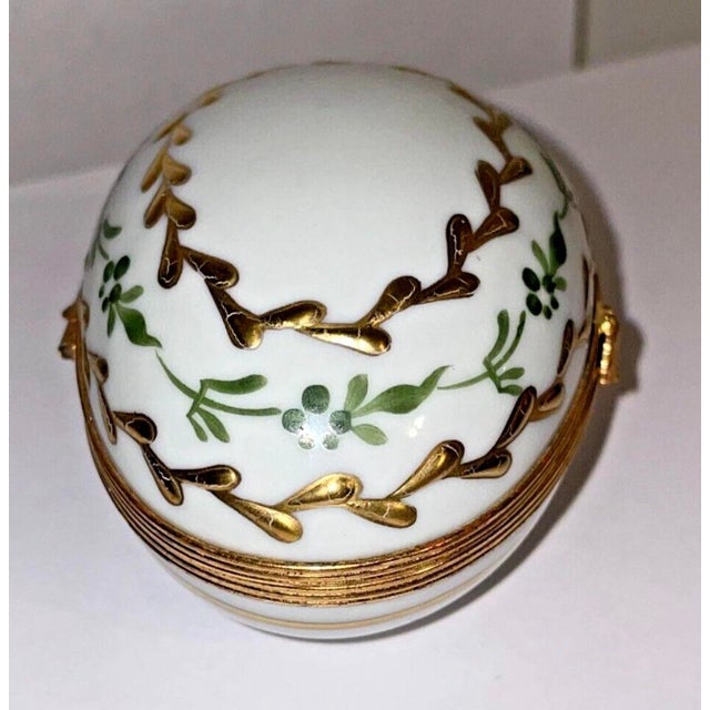 1980s 1980s French Limoges Porcelain Jewelry Casket With Gilt Ormolu Mounts For Sale - Image 5 of 11