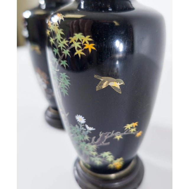 Early 20th Century Pair of Japanese Silver and Gold Wire Cloisonne Vases by Inaba For Sale - Image 10 of 12