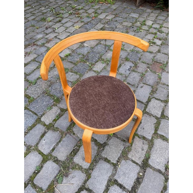 This armchair from the 8000 series is an outstanding classic of Danish furniture design, created by the duo Rud Thygesen &...