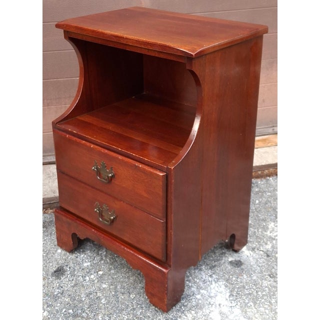 Hickory Manufacturing Company Mid 20th Century Hickory Manufacturing Mahogany Bedside Table For Sale - Image 4 of 10