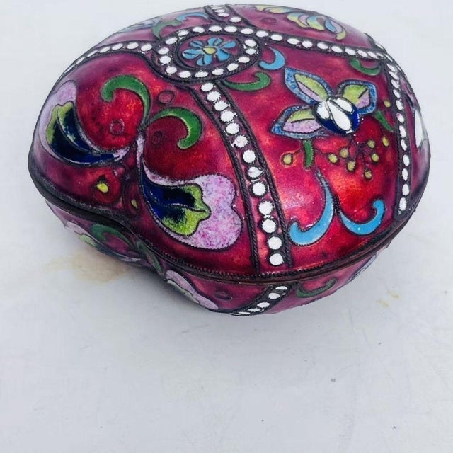 Asian Vintage Cloisonné Enamel Heart-Shaped Trinket Box – Red Ground, Floral Motif, Silver-Blue Technique For Sale - Image 3 of 9