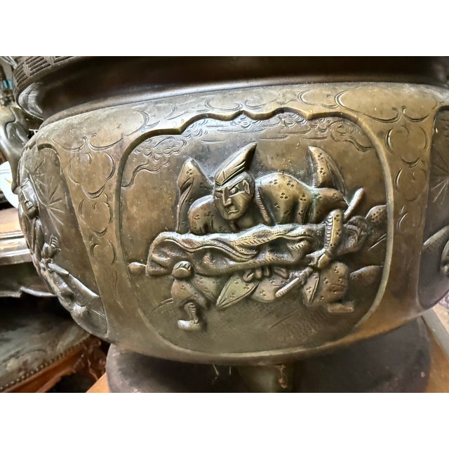 Metal Early 20th Century Japanese Cast Bronze Jardinière With Raised Samurai Warrior and Natural Scenes For Sale - Image 7 of 9