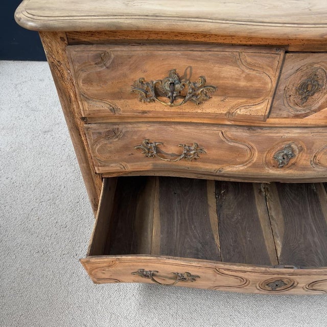 Parisian Chest of Drawers in Walnut, 19th Century For Sale - Image 4 of 16