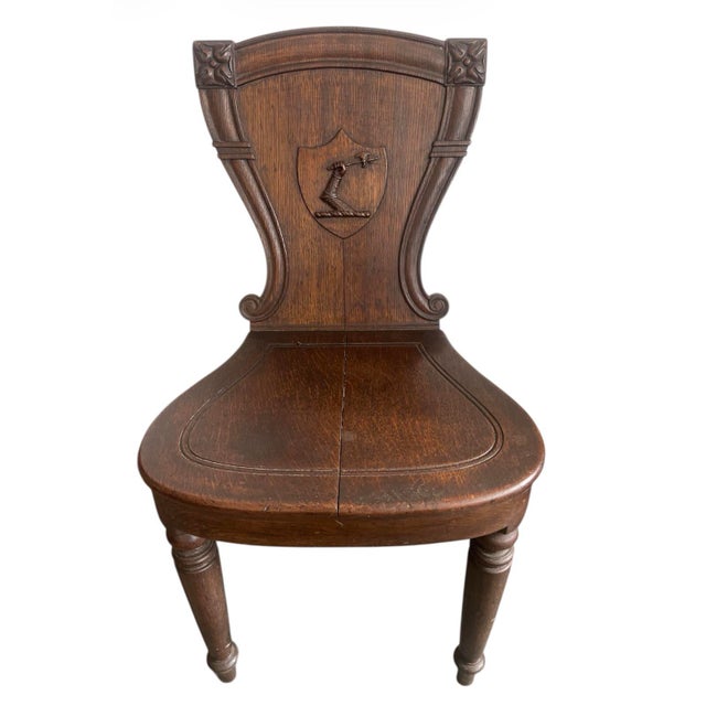 English 1950s English Oak Hall Chair With Heraldic Carved Crest For Sale - Image 3 of 9