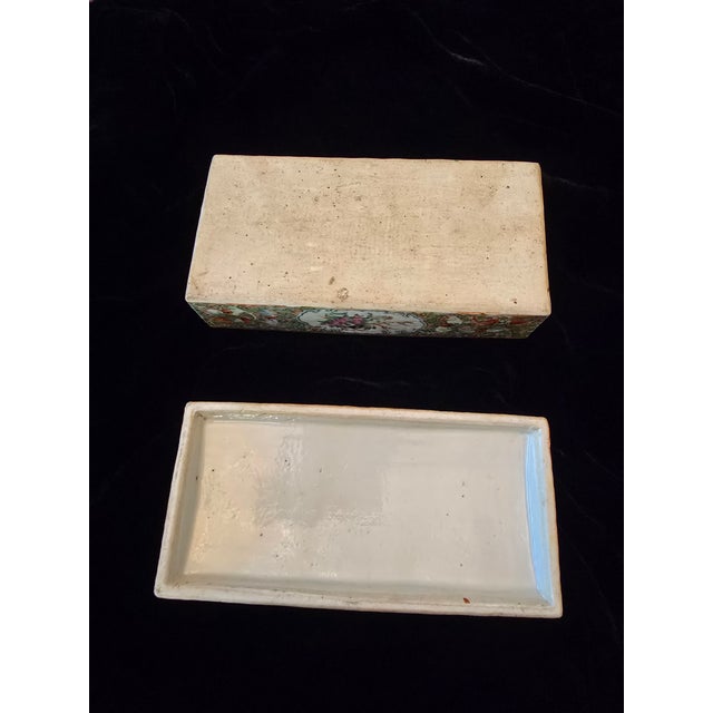 Mid 19th Century Antique Chinese Porcelain Jewelry Jewel Box Medallion For Sale - Image 4 of 12