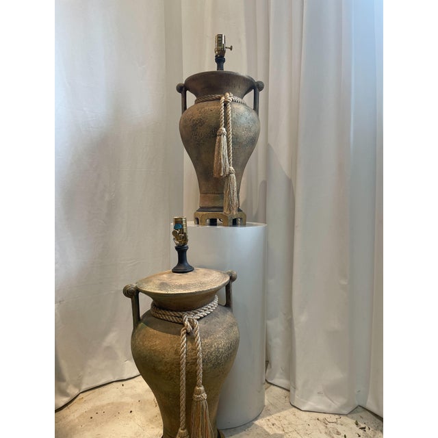 This exquisite pair of vintage porcelain Chinoiserie ginger jar table lamps showcases timeless elegance and refined...