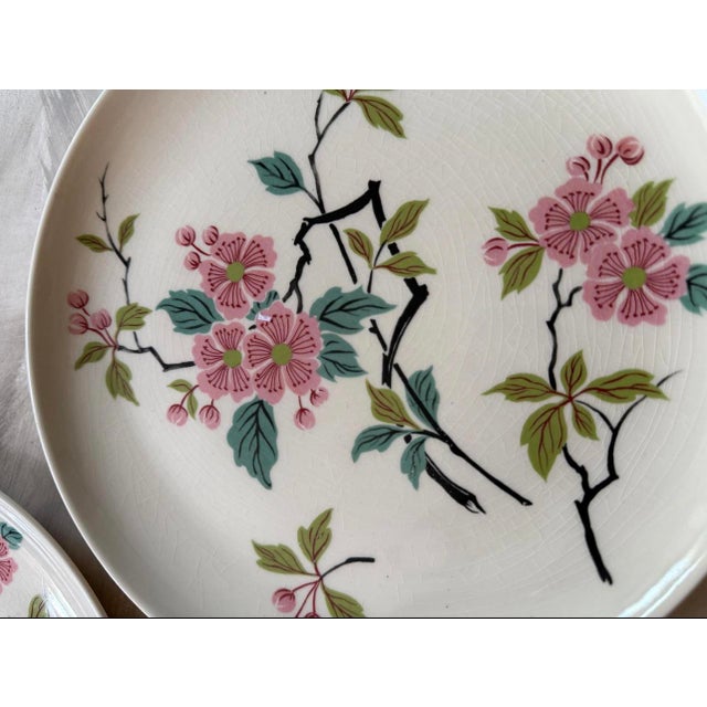Gorgeous set of five mid century plates by harmony house, and Temple flower pattern. These have all the vibes of MCM...