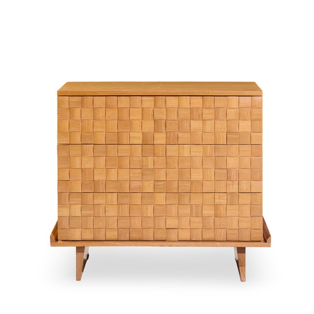 Paul Laszlo Mid Century Chest of Drawers This chest of drawers measures: 37.75 wide x 18.5 deep x 33.25 high ABOUT PHOTOS:...