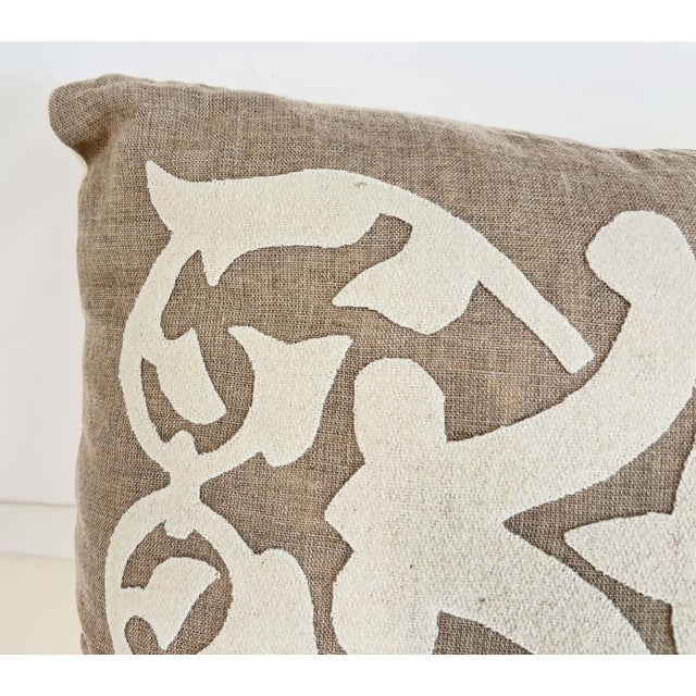 Natural Linen Appliqué Lumbar Pillow – European Style Decorative Accent Cushion An elegant custom-made decorative lumbar...