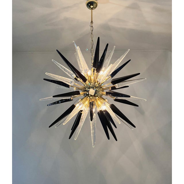 ELECTRICAL SYSTEM ADAPTED FOR US/AU/EU This is a very beautiful Italian Sputnik chandelier made by 51 trasparent and black...