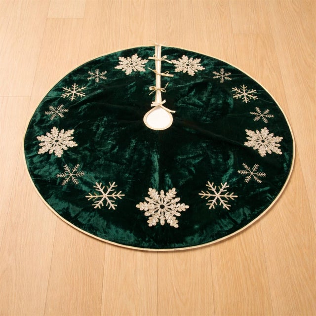 Create a stunning holiday foundation with this emerald velvet snowflake Christmas tree skirt, designed to bring rich color...