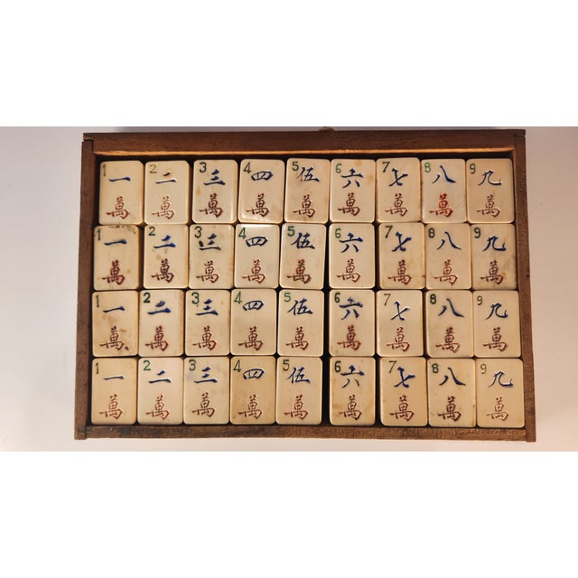Art Deco Stunning Antique Mahjong Set 1920s Made of Bone and Bamboo in AmazingCarved Box For Sale - Image 3 of 15