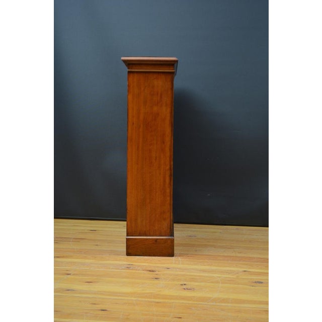 English Victorian Open Bookcase in Walnut, 1890 For Sale - Image 11 of 14