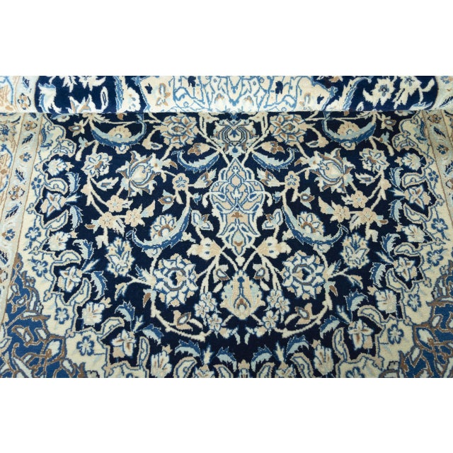 Hand-Knotted Oriental Rug in Wool For Sale - Image 9 of 12