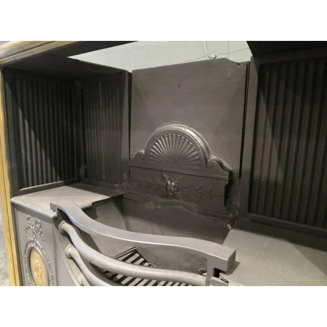 Large English Register Grate in Brass and Cast Iron, 1900 For Sale - Image 3 of 5
