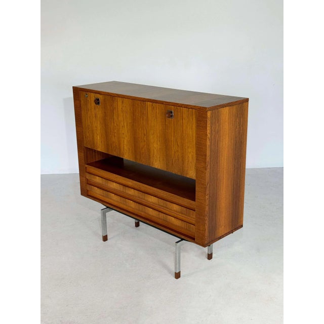 Vintage bar cabinet in rosewood veneer and chrome plated legs, design by Alfred Hendrickx for Belfrom. 2 opening doors and...