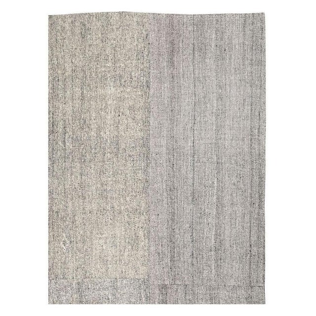 Galerie Shabab Collection Mid-20th Century Handmade Turkish Flatweave Kilim Room Size Carpet For Sale - Image 4 of 10