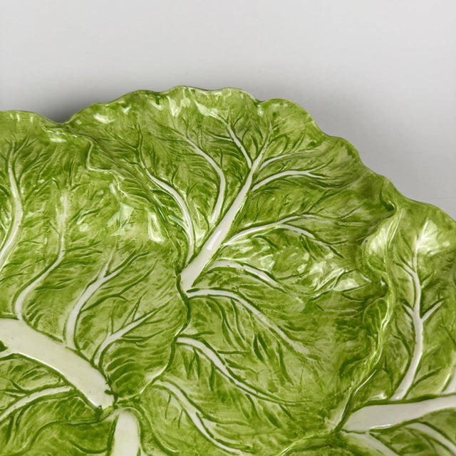 Add a touch of timeless charm to your table with this stunning and hard-to-find Fitz & Floyd serving bowl from 1988....
