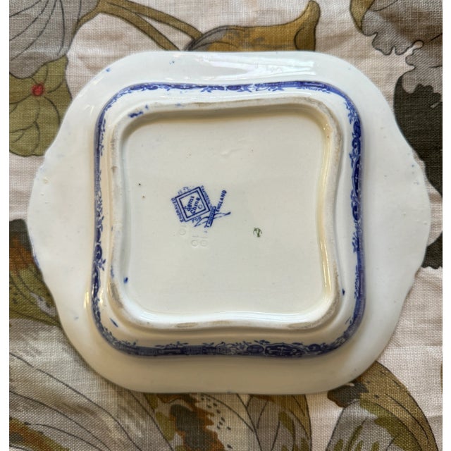 Beautiful Ridgeway England dish in classic Blue Willow pattern. Excellent condition.