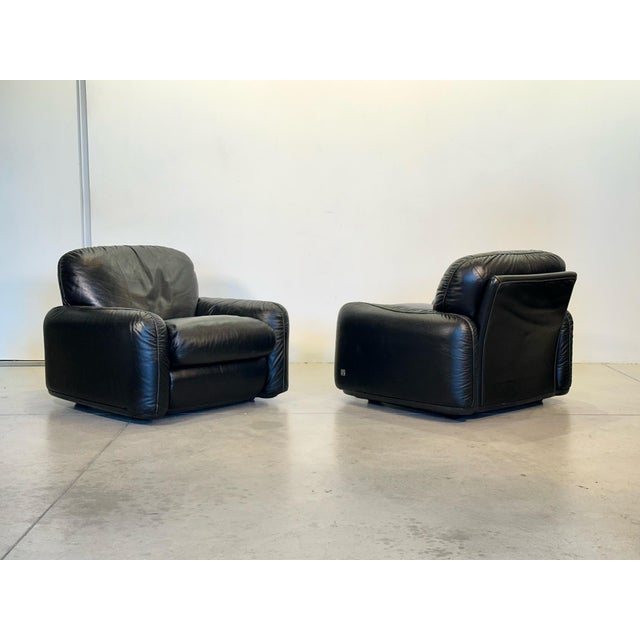 Piumotto Armchairs in Black Leather by Arrigo Arrigoni for Busnelli, 1970s, Set of 2 For Sale - Image 4 of 15