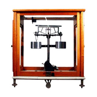 1960 Double-Deck Precision Analytical Balance by Galileo Sartorius in Glass Case For Sale